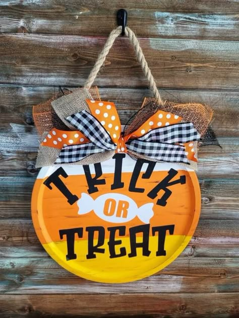 Dollar Tree Pizza Pan Wreath, Pizza Pan Wreath, Pizza Pan Wreaths, Pizza Pan Crafts, Candy Corn Decorations, Hallowen Ideas, Pizza Pans, Dollar Tree Fall, Halloween Door Hangers