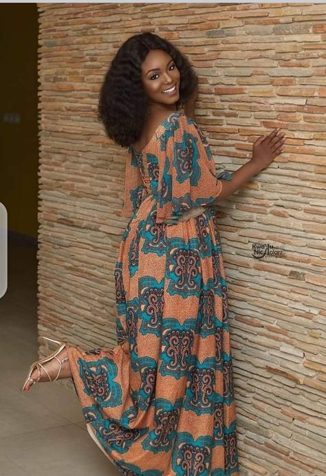 Robe longue en soie New Look Clothes, African Couture, African Attire Dresses, African Outfits, Dress Kimono, African Print Dress Ankara, African Dresses Modern, African Print Dress Designs, African Models