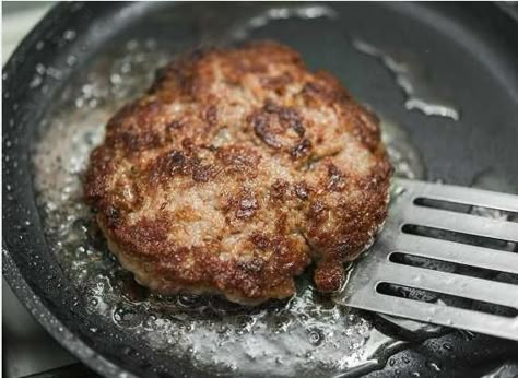 Bobby Flay Burger Recipe, Stovetop Burgers, Pan Burgers, Burgers On The Stove, Best Hamburger Recipes, How To Cook Hamburgers, Bobby Flay Recipes, Burger Recipes Beef, Perfect Burger