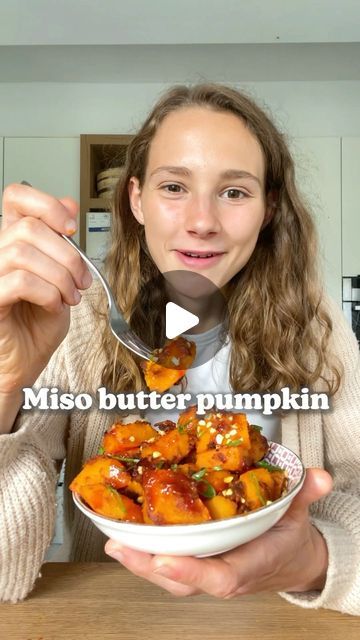 Maya // vegan recipes on Instagram: "MISO BUTTER PUMPKIN🎃 It’s this season again…😋  I don’t know how you feel but I’m so ready for the pumpkin season (the German weather is pretty fall-ish)!😁 So I gave the good old Hokkaido pumpkin a little twist by coating it in a delicious miso-garlic-butter and serving it with sweet Chili sauce…DELICIOUS! 🥰  👩‍🍳 You can use other pumpkins but peel them.  Much love Maya ✨ RECIPE (4 servings each 195cal/24C/3P/9F): -1 Hokkaido pumpkin  -3 Tbsp each vegan butter/margarine and miso paste -a pinch of sugar  -5 cloves garlic -a handful sesame or almonds Sweet Chili sauce: -2 Tbsp each sriracha and agave COOK the pumpkin for 5mins/MIX the miso, butter and sugar/MELT in a pan and sautée garlic/FRY pumpkin for 5-7mins/SPRINKLE over sesame or almonds/BAKE a Asian Pumpkin Recipes, Hokkaido Pumpkin Recipes, Hokkaido Recipe, Miso Pumpkin, Hokkaido Pumpkin, Miso Butter, Gorgeous Gourds, Miso Paste, Garlic Fries