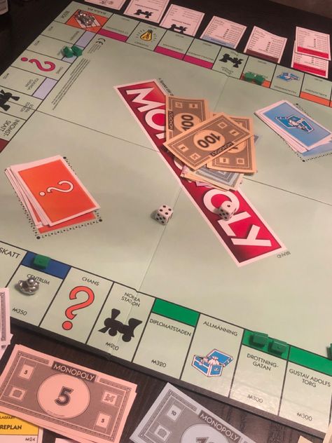 Monopoly With Friends Aesthetic, Monopoly Astethic, Monopoly Board Aesthetic, Monopoly Night Aesthetic, Monopoly Game Aesthetic, Playing Monopoly Aesthetic, Family Night Aesthetic, Vintage Board Games Aesthetic, Game Night Aesthetic Friends