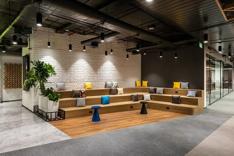 6 Kinds of Office Meeting Spaces: Browserstack’s | Space Matrix Office Collaboration Space, Coworking Space Design, Collaborative Space, Startup Office, Cool Office Space, Coworking Office, Office Meeting Room, Corporate Office Design, Office Lobby