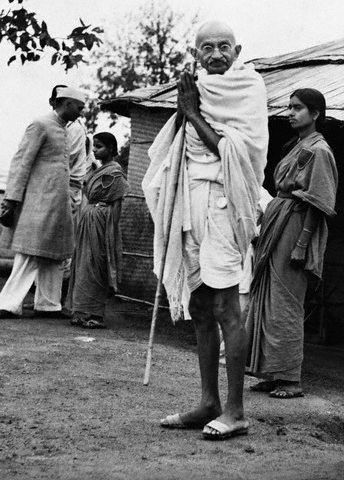 Mahatma Gandhi acknowledging the greetings of supporters - 1940 Mahatma Gandhi History, Gandhi Photos, Mahatma Gandhi Photos, National Leaders, Gandhi Ji, Freedom Fighters Of India, Subhas Chandra Bose, Arte Yoga, Mahatma Gandhi Quotes