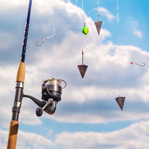 You don't have to go out to deep water to catch fishthese three rigs can help an angler find the flounder, striped bass, and other fishing that hang out near sandbars. Surf Fishing Tips, Surf Fishing Rigs, Saltwater Fishing Gear, Pesca In Mare, Salt Water Fishing, Fly Fishing Tips, Bass Fishing Tips, Fishing Rigs, Surf Fishing