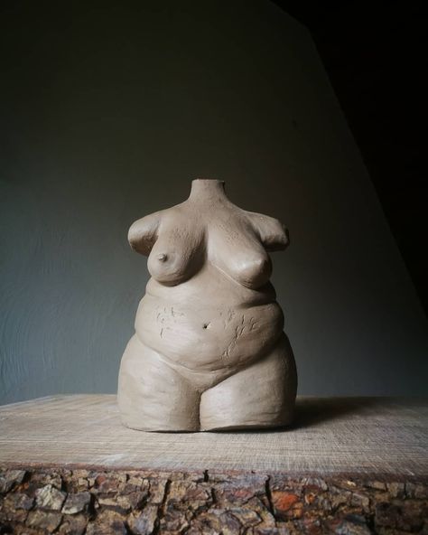 Pottery Body Sculpture, Body Sculpture Aesthetic, Body Positive Sculpture, Body Sculpting Clay, Ceramic Human Sculpture, Pottery Human Figures, Plus Size Sculpture, Female Clay Sculpture, Air Dry Clay Figure Sculpture