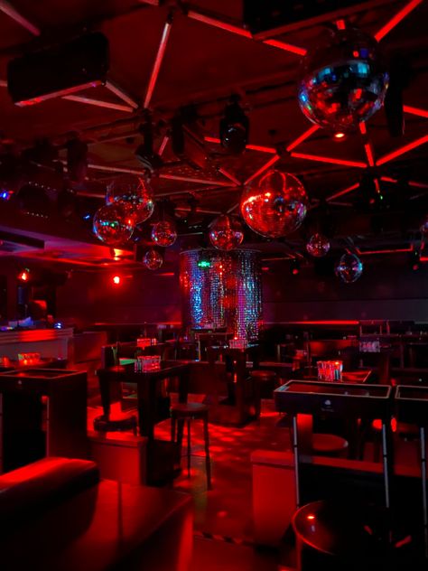 Club Wallpaper Night, Secret Club Aesthetic, Disco Club Aesthetic, Club Asethic Picture, Night Club Wallpaper, Night Club Aesthetic Dark, 90s Club Aesthetic, Night Club Background, 80s Club