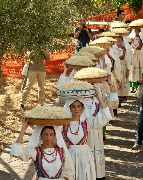 Traditional Italian Clothing, Italy Sardinia, European Costumes, Italy Country, Italian Life, Living In Italy, Sardinia Italy, Italian Culture, Italian Outfits