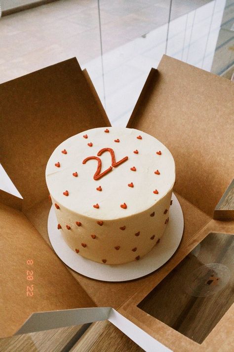 Im Feeling 22 Birthday Cake, Bolo Taylor Swift, Taylor Swift Cake, 22nd Birthday Cakes, Wedding Buffet Food, Red Birthday Cakes, Taylor Swift Birthday, Funny Birthday Cakes, Red Cake