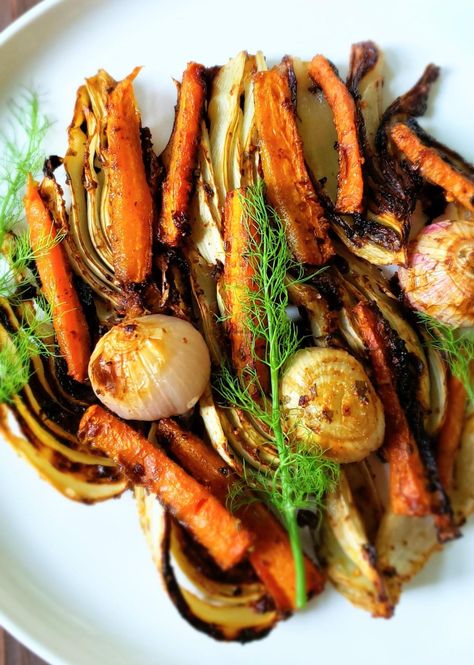 Roasted Fennel Salad, Grilled Fennel, Veg Meals, Fennel Recipes, Roasted Fennel, Warm Salad, Fennel Salad, Salad Dishes, Carrot Salad