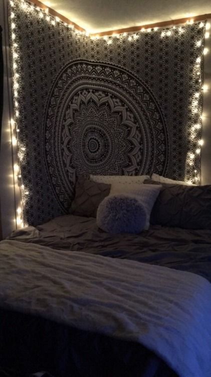 Hipster Room, Black Mandala, Tapestry Room, Hippy Room, Room Tapestry, Teenage Room, New Room Ideas, Tapestry Bedroom, Dorm Room Inspiration