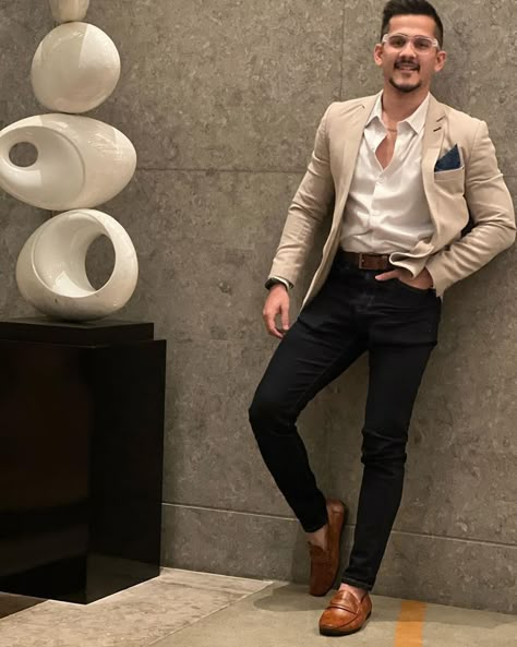 Fashion Beige Suit Black Pants Men, Cream Color Blazer Outfit Men, Beige Men Jacket Outfit, Beige Man Suit, Shoes On Blazer For Men, Beige Coat Outfit Men Formal, Cream Colour Blazer Combination For Men, Beige Blazer Black Pants Outfit, Beige Blazer Outfit Men Wedding