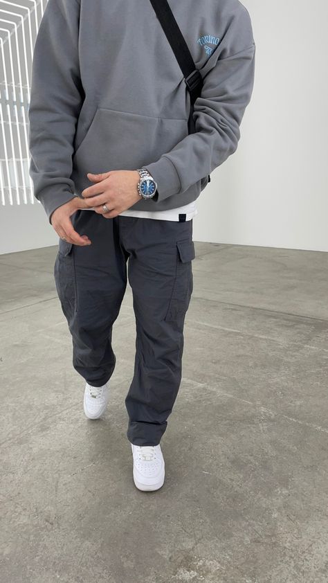 Boy Style Outfits Casual, Outfits With Grey Cargo Pants, Mens Outfits Party, Grey Hoodie Outfit Men, Husband Outfits, Boyfriend Fits, Outfits Quotes, Guys Fashion Casual, Tech Clothing