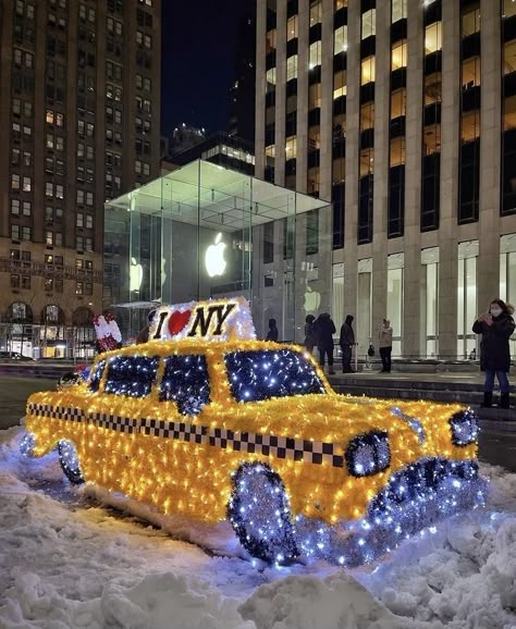 christmas in new york 🗽🎄 Nyc Christmas Aesthetic, Nyc Xmas, New York At Christmas, New York Noel, Ny Christmas, Winter In Nyc, New York City Christmas, Christmas In Nyc, Winter Nyc