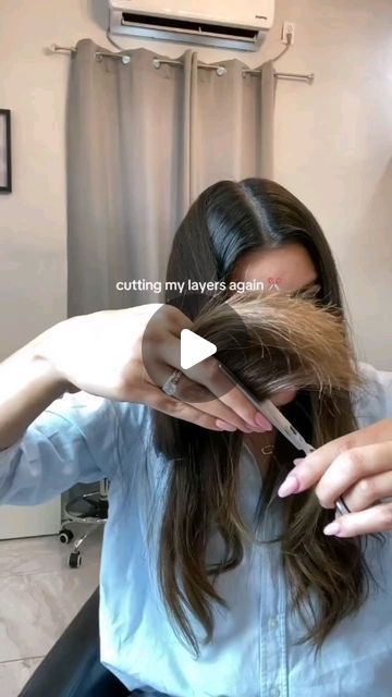 Cut Hair At Home, Natural Looking Curls, Cut Long Hair, Long Wolfcut Haircut With Bangs, Shaggy Short Hair, Haircut Tutorial, Bridesmaid Hair Makeup, Long Wolfcut Haircut, Fall Hair Cuts