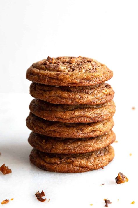 The BEST Thick and Chewy Brown Butter Toffee Cookies | Foodtasia Toffee Pecan Cookies, Brown Butter Toffee Cookies, Butter Toffee Cookies, Peanut Butter Toffee, Heath Bar Cookies, Heath Toffee, Toffee Cookie Recipe, How To Make Toffee, Cranberry Orange Cookies