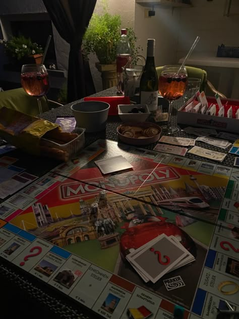 Monopoly time✨ Monopoly Night Aesthetic, Board Game Night Aesthetic, Monopoly Aesthetic, Monopoly Game Night, Board Game With Friends, Monopoly Night, Game Night Aesthetic, Friend Game Night, Monopoly Party