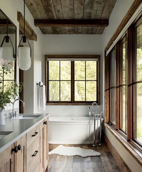 Cabin Bathrooms, Cabin Interiors, Modern Cabin, Cabin Design, House Bathroom, Design Living Room, Cabin Homes, Beautiful Bathrooms, Home Fashion