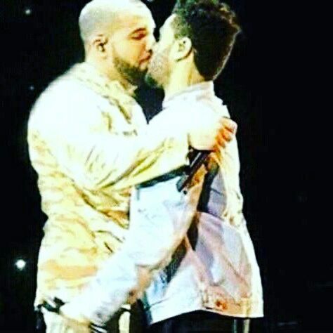 Drake & the weekend  kissing, WTF! Drake And 21 Meme, Drake Fruity, Drake And 21 Savage Costume, Funny Drake Pictures, Drake Memes Funny, Drake Matching Pfp, Drake And The Weeknd, Drake Pictures, Drake Mood