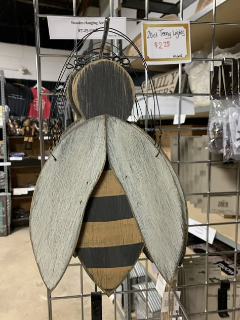 Wood Bumble Bee, Bee Wood Crafts, Easter Pallet Ideas, Easy Wood Crafts To Sell, Fence Wood Projects, Summer Wood Crafts, Primitive Bee, Dragonfly Yard Art, Wood Things To Make