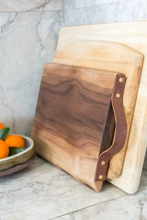 Leather Strap Towel Holder, Charcuterie Board Designs Diy, Walnut Bedroom Furniture, Diy En Cuir, Wood Trays, Leather Kitchen, Into The Wood, Wooden Projects, Teds Woodworking