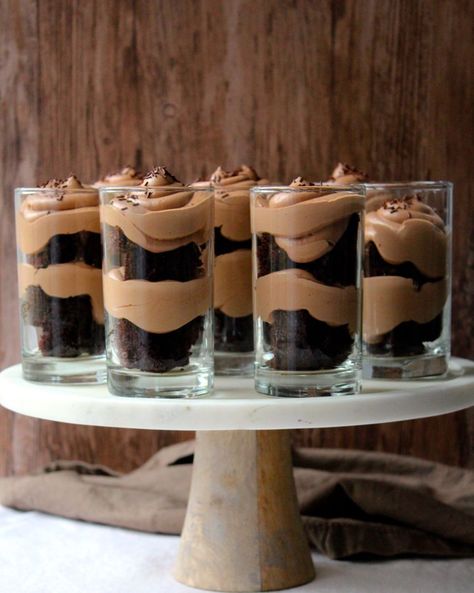 trifle recipes nutella mousse trifle Mousse Cups Mini, Nutella Shooters, Trifle Shooters, Chocolate Trifles, Peppermint Brownie Trifle, Christmas Trifles, Desserts Shooters, Shooters Recipes, Mousse Trifle