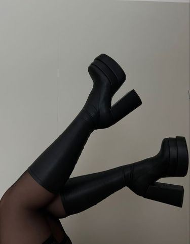 Platform Boots Steve Madden, Lomg Boots, Black Platformed Boots, Black Boot Platforms, Y’all Black Boots, Steve Madden Platform Boot, Steve Madden High Boots, Tall Black Platform Boots, Steve Madden Platform Boots Outfit