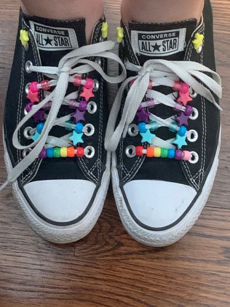 LGBTQ+ Shoe Lace Bead Ideas, Diy Converse, Doodle Shoes, How To Lace Converse, Converse Design, Converse Aesthetic, Grunge Shoes, Pride Shoes, Cute Converse