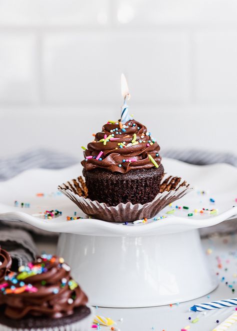 Easy Homemade Chocolate Birthday Cupcakes with Chocolate Buttercream Frosting - So much better than box mix!! via forkknifeswoon.com | @forkknifeswoon #cupcakes #cake #chocolate #baking #recipe #frosting #sprinkles Easy homemade chocolate birthday cupcakes, topped with fudgy chocolate buttercream frosting and rainbow sprinkles. Simple, moist, and flavorful – and so much better than box mix! Yellow Sheet Cake Recipe, Chocolate Birthday Cupcakes, Chocolate Buttercream Recipe, Confetti Cupcakes, Cupcakes With Chocolate, Yellow Cake Recipe, Cupcake Pictures, Sally's Baking, Yellow Birthday