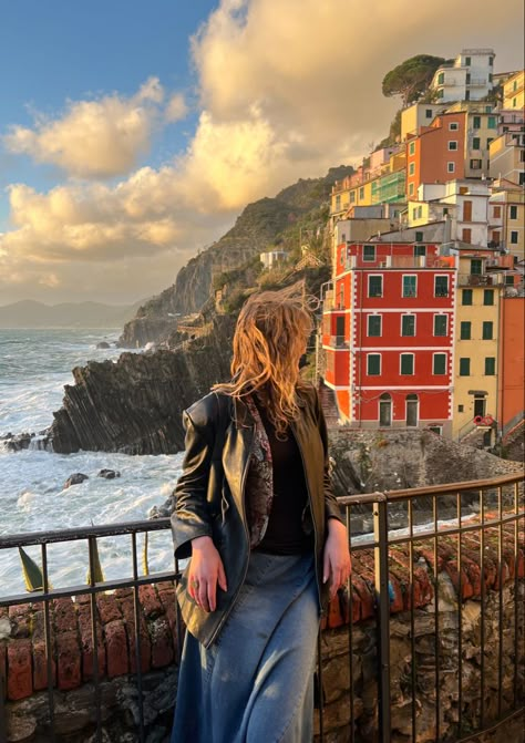 Italy Photoshoot Aesthetic, Italy Aesthetic Outfit Fall, Italy Travel Aesthetic Outfits, Italy In Fall Aesthetic, Tuscany Outfits Winter, Cinque Terre Winter, Sicily Winter Outfit, Cinque Terre Picture Ideas, Sorrento Picture Ideas