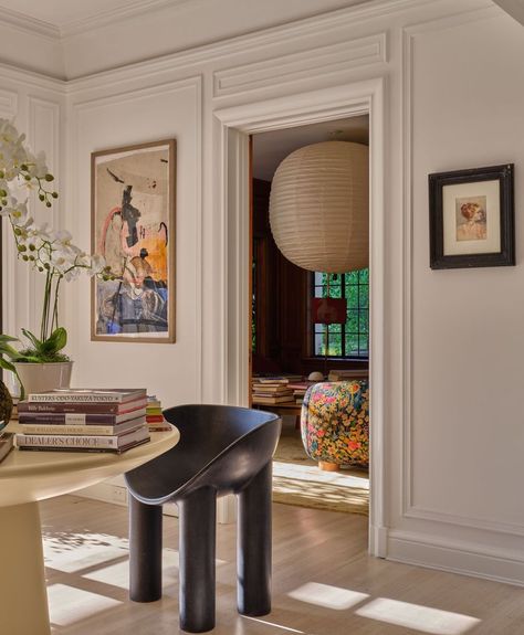 a room with a desk and books Small Townhouse Interior, Ilse Crawford Interiors, Brooklyn Townhouse Interior, La Apartment Aesthetic, London Studio Apartment, London Loft Apartment, Millennial Interior Design, Parisian Chic Decor, London House Interior