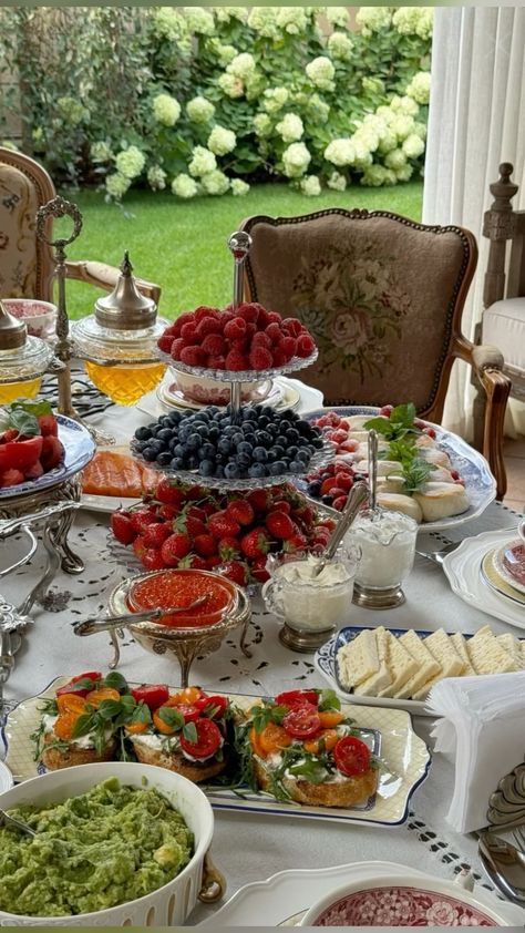 Brunch Table Aesthetic, Christmas Dinner Aesthetic Food, Luxury Breakfast Aesthetic, Dinner Table Luxury, Breakfast Table Aesthetic, Luxury Birthday Dinner, Luxury Dinner Table, Birthday Brunch Aesthetic, High Tea Aesthetic