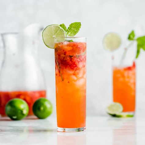 Strawberry Lemonade Mocktail Recipe- With Regular Ingredients - Mingle Mocktails - Non Alcoholic Beverages Fiesta Mocktails, Strawberry Mocktail Recipe, Dirty Drinks, Strawberry Mojito Recipe, Mocktail Drink, Lime Mojito, Virgin Cocktails, Mocktail Drinks, Mojito Mocktail