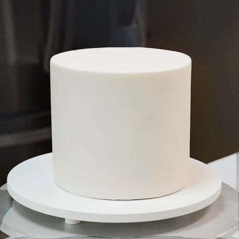 How to get sharp fondant edges on your cake Moist Vanilla Cake Recipe, Wedding Cake With Fondant, Decorating Cake Ideas, Cake Decorating Basics, White Fondant Cake, Best Vanilla Cake, Cinnabon Recipe, Best Vanilla Cake Recipe, Easy Vanilla Cake