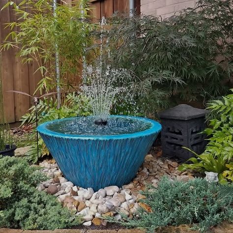 Garden Fountain Ideas, Pot Fountain, Patio Water Feature, Fountain Ideas, Fine Gardening Magazine, Garden Escape, Diy Water Feature, Solar Water Fountain, Diy Water Fountain