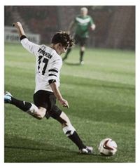 Louis Tomlinson playing soccer/ football  Love that pose.... 👌😱😍✨ Football Field Photoshoot, Dybala Hair, Soccer Poses, Soccer Aesthetic, Soccer Photography, Royal Elite, Sports Boys, Sports Aesthetic, Soccer Goal