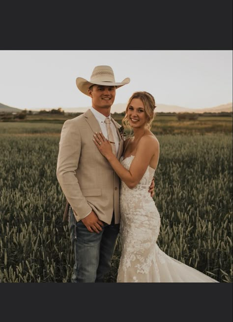 Grooms Cowboy Outfit, Groom Cowboy Wedding Outfit, Western Men Outfits Wedding, Groom Suit Country Wedding, Tan Wedding Suits Western, Tan Suit Coat With Jeans Wedding, Groomsmen In Jeans And Jackets, Tan Groomsmen Jackets With Jeans, Wedding Suit With Cowboy Hat