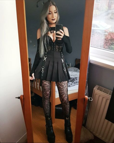 Steal Her Look, Dark Beauty Fashion, Pretty Punk, Goth Scene, Alt Outfits, Scene Girls, Goth Outfits, Dark Beauty, Goth Fashion