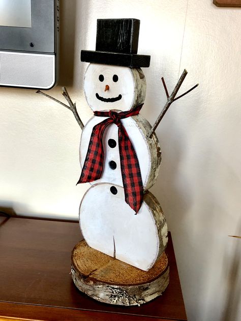 Log Snowmen Diy Wood Slices, Tree Stump Snowman, Snowman From Wood Rounds, Round Slabs Of Wood Ideas, Rustic Wood Snowman, Wood Circle Snowman, Wood Round Snowman, Snow Man Wood Craft, Log Snowman Diy Wood Slices