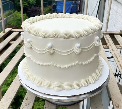 Simple Piped Cake, Plain Birthday Cakes Simple, Plain White Cake Design, Vintage Cake Simple, White Round Cake, Wedding Cake 1 Layer, Small White Cake, Vintage Circle Cake, White Cake With Pearls Simple