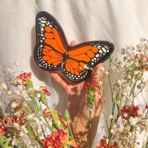 Mays: two creative twins on Instagram: “Butterfly fly away 🦋 Jewelry holder (portagioie) -> 20€ Dm for more infos Spedizioni nazionali / shipping Europe wide �📦” Butterfly Clay, Clay Jewellery Holder, Clay Tray, Arte Indie, Clay Plates, Sculpture Art Clay, Air Dry Clay Projects, Clay Diy Projects, Tanah Liat