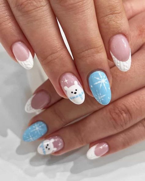 Get Inspired by 20 Summer Nail Inspo for a Fresh Look Almond Nail Art Christmas, Cute Nail Ideas Christmas, White Blue Christmas Nails, Nail Art Designs Christmas Simple, Christmas And Winter Nails, Winter Nails Short Acrylic, Cute Nail Designs Christmas, Xmas Nail Ideas Simple, Winter Nails Nail Art