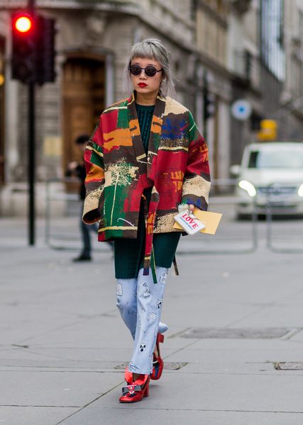 Street Style from London Fashion Week Fall 2016 | StyleCaster Artsy Fashion Style, Look Kimono, Eclectic Fashion Style, Artsy Fashion, Street Style 2016, Tokyo Street Fashion, Walking Down The Street, Artsy Style, Outfit Vintage