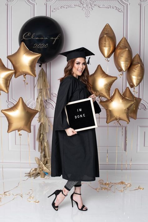 Graduation Decorations Outside, Graduation Party Photoshoot, Backdrop Senior Pictures, Simple Grad Party Decor, Modern Graduation Party Decorations, Graduated Photoshoot, Adult Graduation Party Ideas, College Graduation Party Ideas Decoration, Photoshoot Graduation