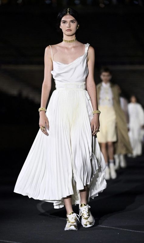 Greek Fashion Modern, Dolce Gabbana 2022, Dior Fashion Week, Greek Style Dress, Christian Dior 2022, Vogue Aesthetic, Dior 2022, Dior Fashion Show, Dior Cruise