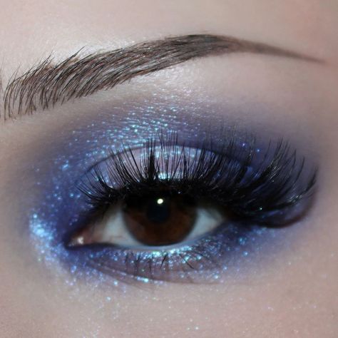 Eye Grunge, Makeup Look Blue, Navy Blue Makeup, Navy Makeup, Red Eyeliner Makeup, Halo Eyeshadow, Ball Makeup, Blue Makeup Looks, Prom Eye Makeup