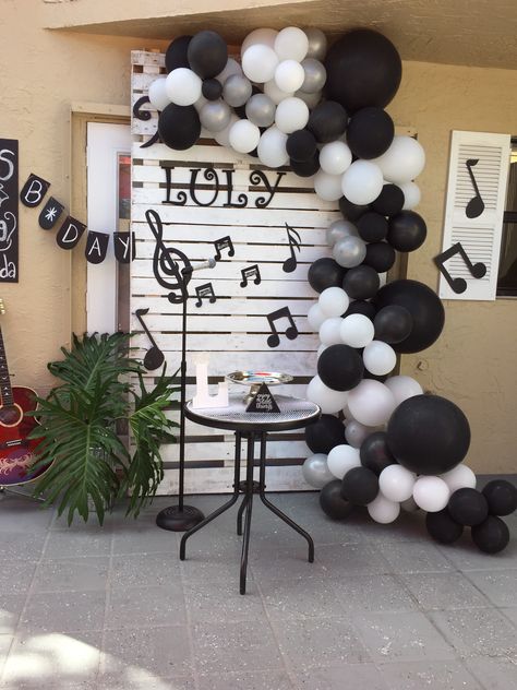 Musical Theme Decoration, Musical Birthday Decorations, Music Theme Balloon Garland, Music Themed Balloon Decor, Music Themed Photo Booth, Music Notes Party Theme, Music Theme Party Decorations Backdrops, Music Bday Party Ideas, Music Themed Party Ideas