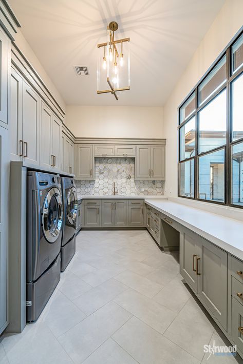 Small Rectangle Laundry Room Layout, Mudroom Design Layout, Dream Laundry Room Ideas, Scullery Laundry Combined, Laundry Room With Island, Fancy Laundry Room, Laundry Room Floor Ideas, Laundry Room Island, Top Loader Laundry Room