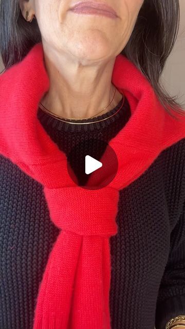 Karen Harrow on Instagram: "#Howto tie your over the shoulder sweater into a neat knot #styling #stylingtips #sweaterweather" Tied Sweater Around Neck, How To Tie A Sweater Around Shoulders, Over The Shoulder Sweater, Sweater Hacks, How To Tie A Knot, Scarf Styling, Knot Sweater, Tie Sweater, Clothes Hacks