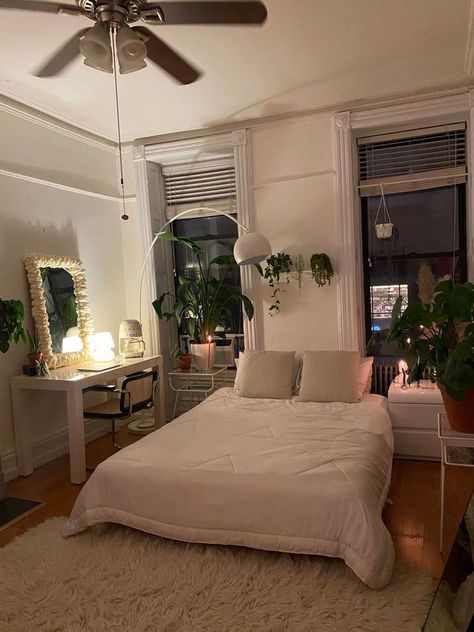 Plants Nyc Apartment, Studio Apartment Ideas Nyc, Small New York Bedroom Aesthetic, Very Small Studio Apartment Ideas Cozy, Small New York Apartment Aesthetic Bedroom, London Apartment Aesthetic Bedroom, Nyc Plant Apartment Aesthetic, Small New York Apartment Bedroom, Small Nyc Apartment Interior Design