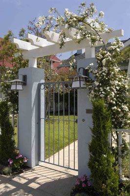 Cute trellis idea for over an entry gate to courtyard Trellis Over Gate, Entry Arbor Ideas Front Gates, Gazebo Front Porch, Gate Posts Ideas, Gate Garden Entrance, Entry Gate Design, Modern Entrance Design, Outdoor Trellis Ideas, Trellis Gate